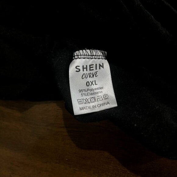 Shein Curve OXL Black Top With Red Lips Print - Picture 3 of 7